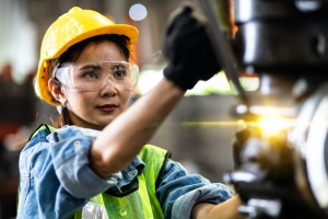 women using her Group Health Insurance Options in manufacturing industry